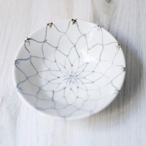 Porcelain ceramic pottery Asian ramen bowl fishnet blue 6.5 inches signed